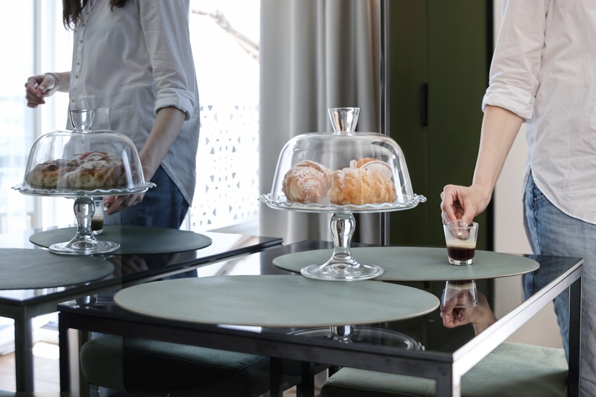 modella beve il caffè in appartamento Luxury Etere di Amamare vicno al mare Giulanova a Teramo in Abruzzo