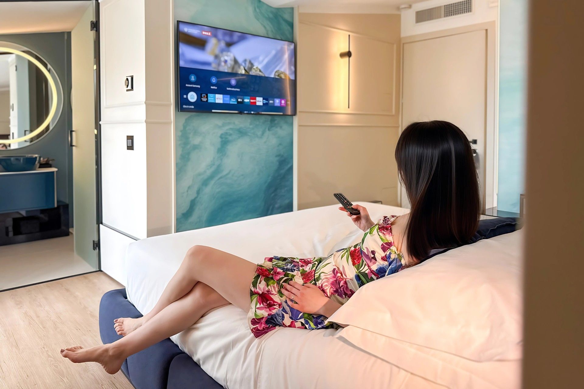 modella guarda la tv appartamento Luxury Etere di Amamare vicno al mare Giulanova a Teramo in Abruzzo