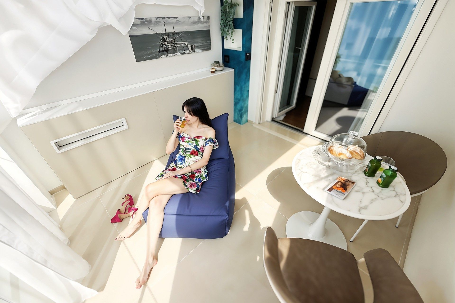 modella mentre fa colazione in terrazza dell'appartamento Luxury Etere di Amamare vicno al mare Giulanova a Teramo in Abruzzo